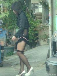 美腿走光 - 偷拍发廊女出来拉客 - 2.jpg