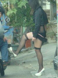 美腿走光 - 偷拍发廊女出来拉客 - 4.jpg