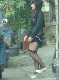 美腿走光 - 偷拍发廊女出来拉客 - 9.jpg