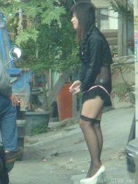 美腿走光 - 偷拍发廊女出来拉客 - 5.jpg