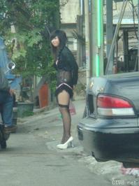 美腿走光 - 偷拍发廊女出来拉客 - 1.jpg