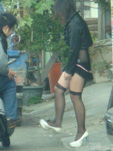 美腿走光 - 偷拍发廊女出来拉客 - 6.jpg