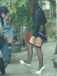 美腿走光 - 偷拍发廊女出来拉客 - 6.jpg