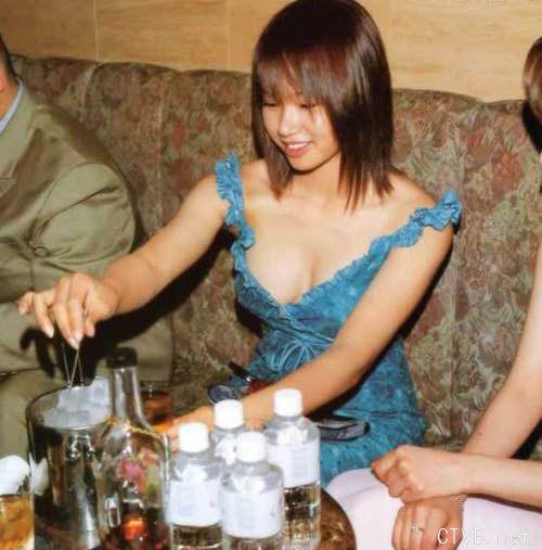 美腿走光 - 真实偷拍包厢里各色小姐 - 4.jpg