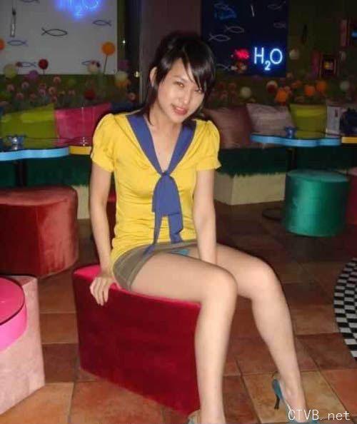 美腿走光 - 真实偷拍包厢里各色小姐 - 1.jpg