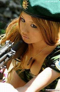 美腿走光 - 女特战队员野外实战练习大走光 - 6.jpg