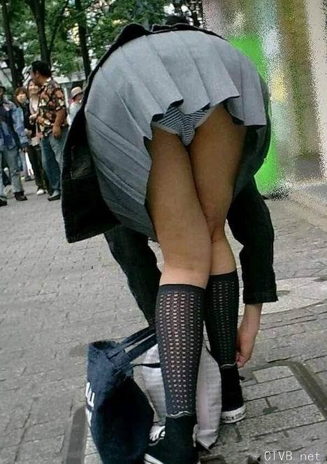 美腿走光 - 偷拍夏日美眉的超短裙下面 - 1.jpg