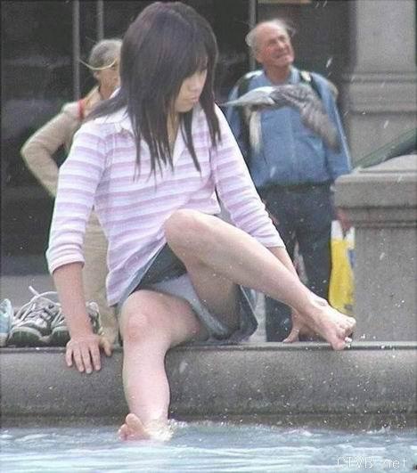 美腿走光 - 偷拍夏日美眉的超短裙下面 - 6.jpg