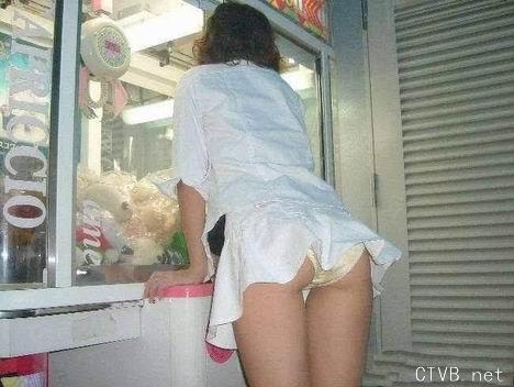 美腿走光 - 偷拍夏日美眉的超短裙下面 - 5.jpg