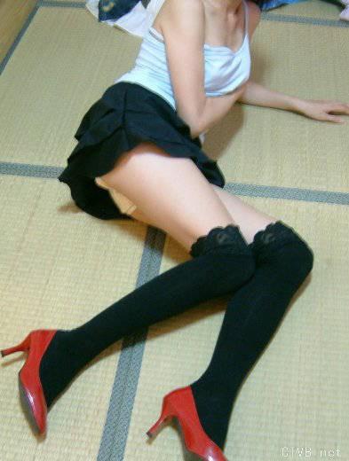 美腿走光 - 大胸女同学家中性感自拍黑丝 - 2.jpg