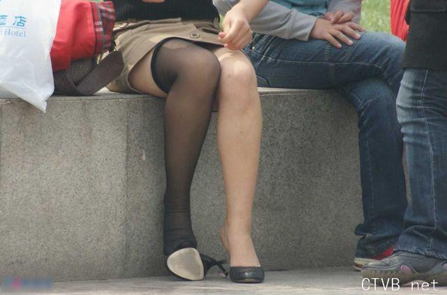 美腿走光 - 街拍少妇街头换黑丝 - 6.jpg