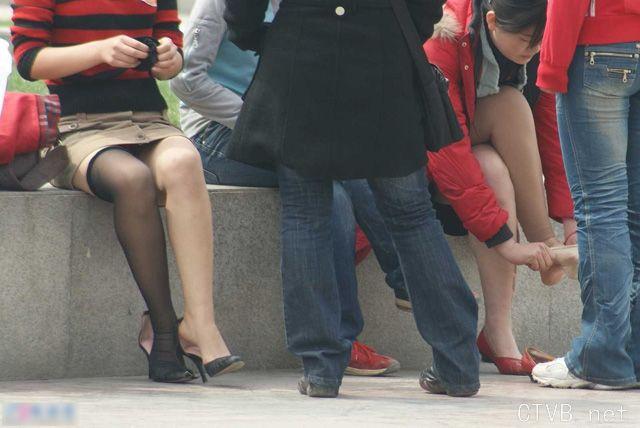 美腿走光 - 街拍少妇街头换黑丝 - 10.jpg