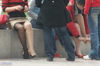 美腿走光 - 街拍少妇街头换黑丝 - 10.jpg