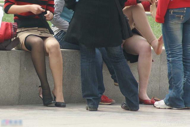 美腿走光 - 街拍少妇街头换黑丝 - 2.jpg