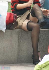 美腿走光 - 街拍少妇街头换黑丝 - 1.jpg