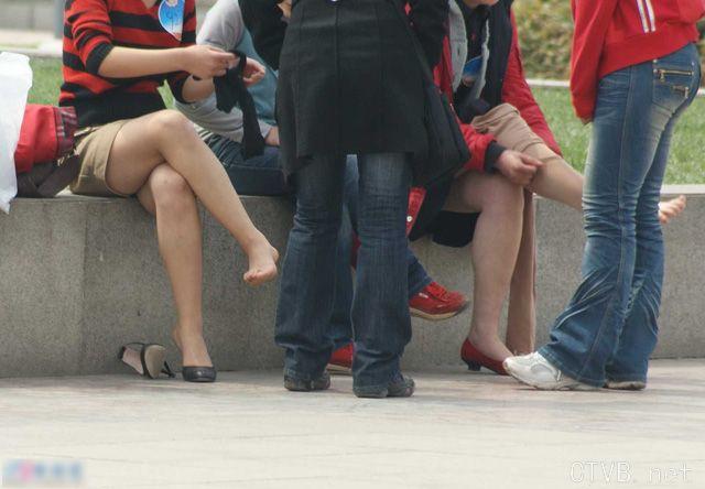 美腿走光 - 街拍少妇街头换黑丝 - 8.jpg