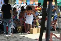 美腿走光 - 海滩上爆乳少妇，在众人前换泳裤 - 14.jpg