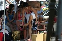 美腿走光 - 海滩上爆乳少妇，在众人前换泳裤 - 9.jpg