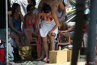 美腿走光 - 海滩上爆乳少妇，在众人前换泳裤 - 7.jpg