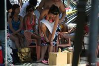 美腿走光 - 海滩上爆乳少妇，在众人前换泳裤 - 1.jpg