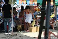 美腿走光 - 海滩上爆乳少妇，在众人前换泳裤 - 12.jpg