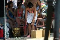 美腿走光 - 海滩上爆乳少妇，在众人前换泳裤 - 4.jpg