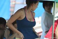 美腿走光 - 海滩上爆乳少妇，在众人前换泳裤 - 11.jpg