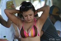 美腿走光 - 海滩上爆乳少妇，在众人前换泳裤 - 15.jpg