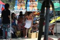 美腿走光 - 海滩上爆乳少妇，在众人前换泳裤 - 6.jpg