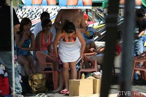 美腿走光 - 海滩上爆乳少妇，在众人前换泳裤 - 3.jpg