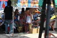 美腿走光 - 海滩上爆乳少妇，在众人前换泳裤 - 2.jpg