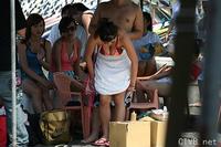 美腿走光 - 海滩上爆乳少妇，在众人前换泳裤 - 10.jpg