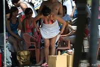 美腿走光 - 海滩上爆乳少妇，在众人前换泳裤 - 13.jpg