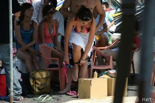 美腿走光 - 海滩上爆乳少妇，在众人前换泳裤 - 5.jpg