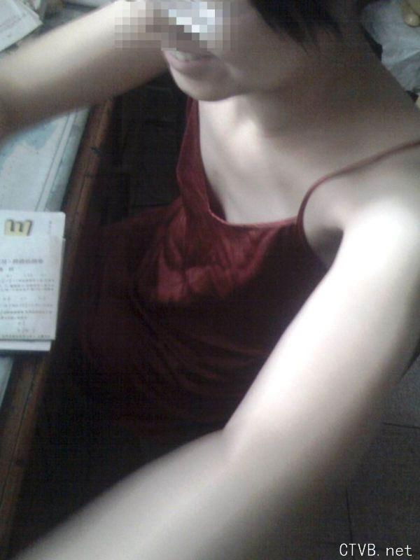 美腿走光 - 偷拍同桌女生正在发育中的小嫩胸，好可爱呀 - 4.jpg