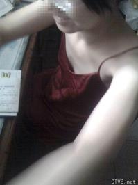 美腿走光 - 偷拍同桌女生正在发育中的小嫩胸，好可爱呀 - 4.jpg