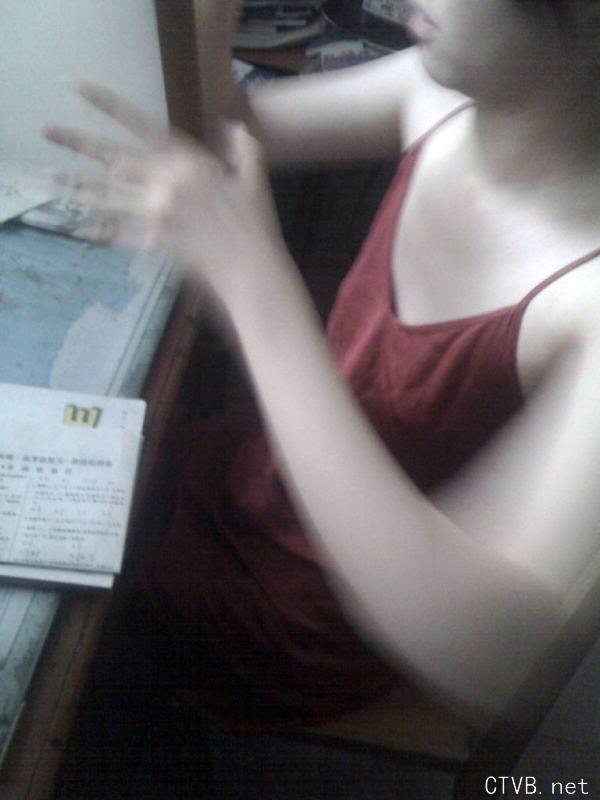 美腿走光 - 偷拍同桌女生正在发育中的小嫩胸，好可爱呀 - 8.jpg