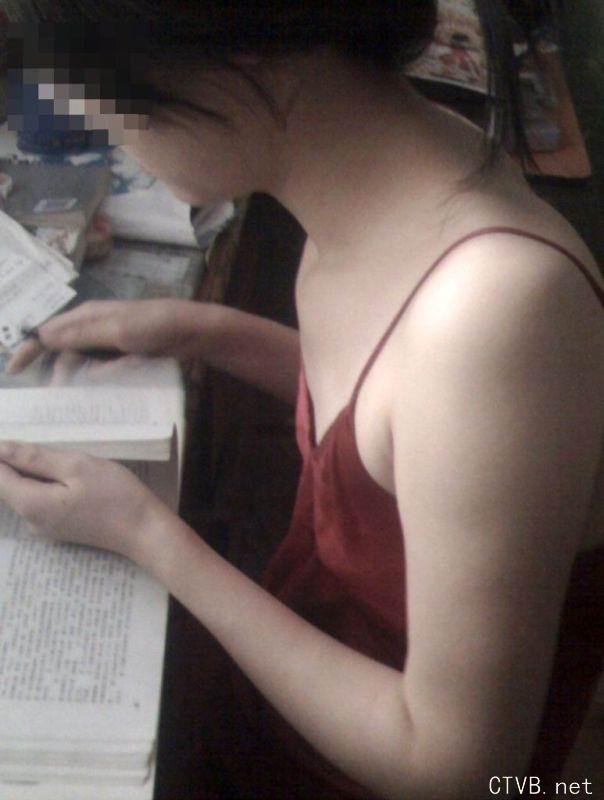 美腿走光 - 偷拍同桌女生正在发育中的小嫩胸，好可爱呀 - 5.jpg