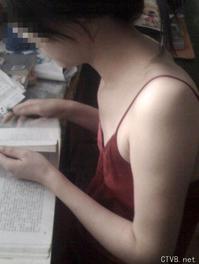 美腿走光 - 偷拍同桌女生正在发育中的小嫩胸，好可爱呀 - 5.jpg