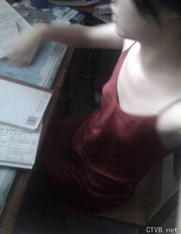 美腿走光 - 偷拍同桌女生正在发育中的小嫩胸，好可爱呀 - 7.jpg