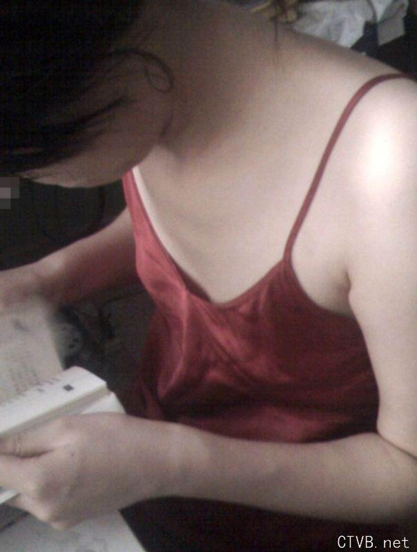 美腿走光 - 偷拍同桌女生正在发育中的小嫩胸，好可爱呀 - 2.jpg