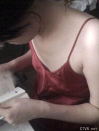 美腿走光 - 偷拍同桌女生正在发育中的小嫩胸，好可爱呀 - 2.jpg