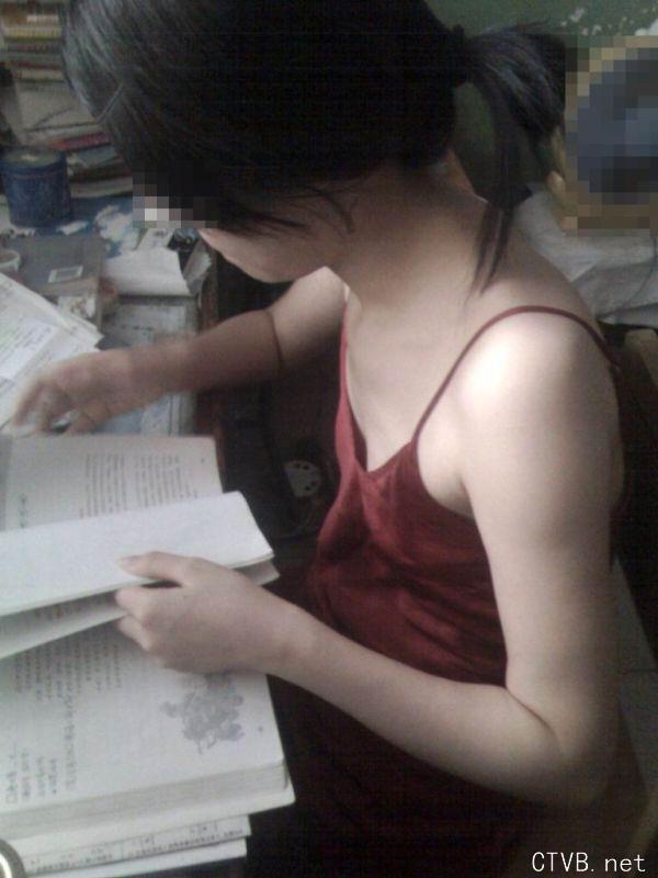 美腿走光 - 偷拍同桌女生正在发育中的小嫩胸，好可爱呀 - 1.jpg