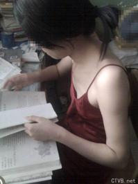 美腿走光 - 偷拍同桌女生正在发育中的小嫩胸，好可爱呀 - 1.jpg