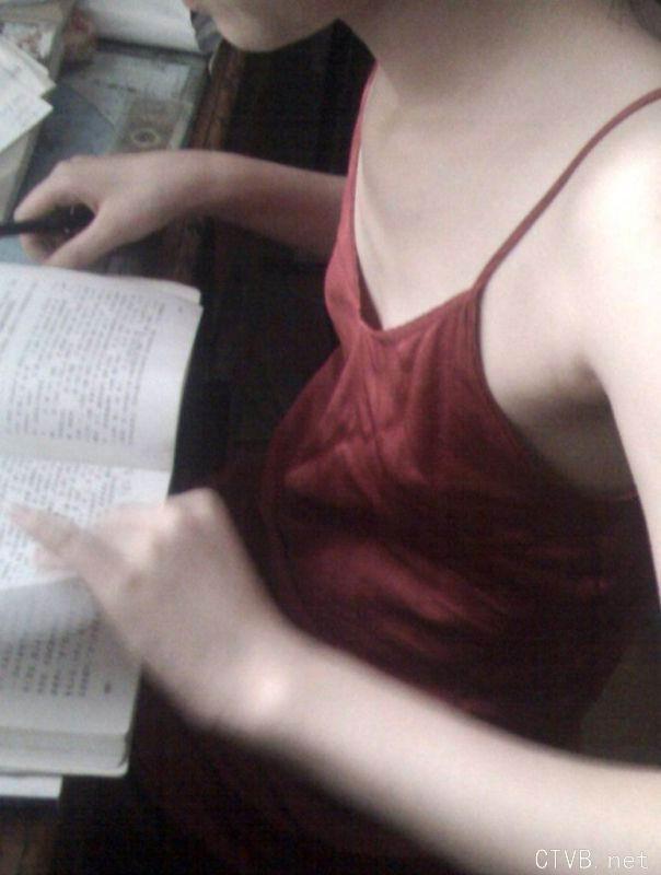 美腿走光 - 偷拍同桌女生正在发育中的小嫩胸，好可爱呀 - 3.jpg