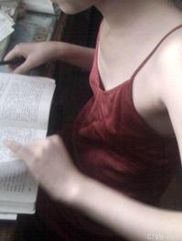 美腿走光 - 偷拍同桌女生正在发育中的小嫩胸，好可爱呀 - 3.jpg