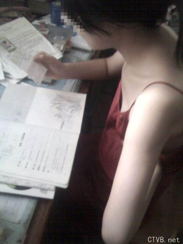 美腿走光 - 偷拍同桌女生正在发育中的小嫩胸，好可爱呀 - 9.jpg
