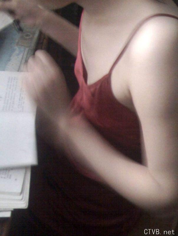 美腿走光 - 偷拍同桌女生正在发育中的小嫩胸，好可爱呀 - 6.jpg