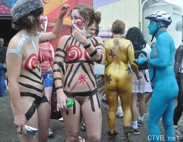 美腿走光 - 伦敦裸体骑自行车 - 11.jpg