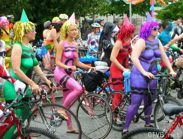 美腿走光 - 伦敦裸体骑自行车 - 4.jpg